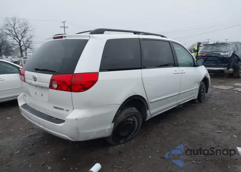 2010 Toyota Sienna Le z USA, uszkodzony, nr VIN 5TDKK4CC8AS318947